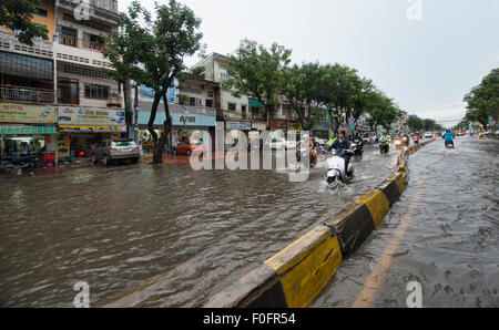 Navigare le acque alluvionali in Phnom Penh Cambogia Foto Stock