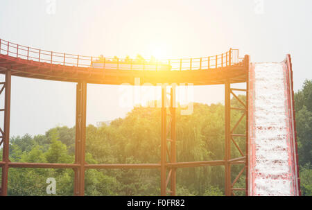 Far scorrere acqua parco imbarcazioni presso il parco giochi Foto Stock