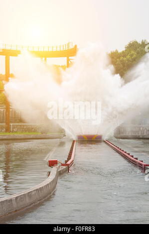 Far scorrere acqua parco imbarcazioni presso il parco giochi Foto Stock