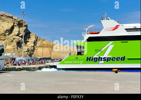 I passeggeri del traghetto lo sbarco nel porto di Santorini Grecia Foto Stock