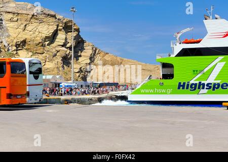 I passeggeri del traghetto lo sbarco nel porto di Santorini Grecia Foto Stock