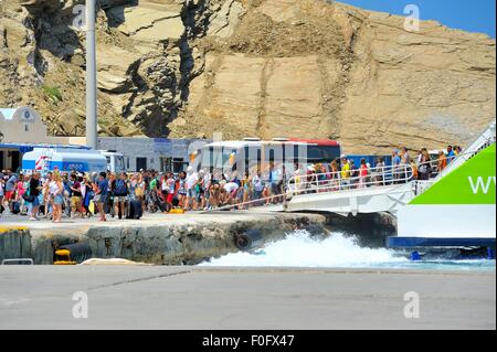 I passeggeri del traghetto lo sbarco nel porto di Santorini Grecia Foto Stock