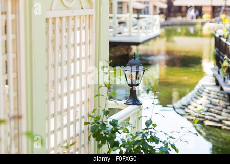 Lanterne in letto di fiori. Garden Design. A energia solare lampada Foto Stock