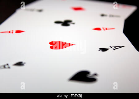 Carte da gioco che viene visualizzato su sfondo nero. Foto Stock