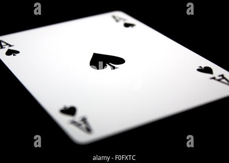 Carte da gioco che viene visualizzato su sfondo nero. Foto Stock