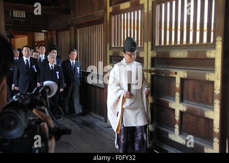 Tokyo, Giappone. Il 15 agosto, 2015. Giapponese i legislatori di visitare il Santuario Yasukuni a Tokyo in Giappone, 15 agosto 2015. Primo Ministro giapponese Shinzo Abe sabato ha inviato un offerta rituale per la guerra-linked Santuario Yasukuni a Tokyo dove due donne membri del gabinetto ha visitato in occasione del settantesimo anniversario del Giappone della rinuncia nella II Guerra Mondiale. Circa un centinaio di legislatori conservatore, compresi LDP politica del capo, Tomomi Inada, ex presidente della nazionale di pubblica sicurezza Commissione, Keiji Furuya e Shinjiro Koizumi, figlio dell ex primo ministro Koizumi, ha visitato anche il santuario. Credito: Xinhua/Alamy Live News Foto Stock