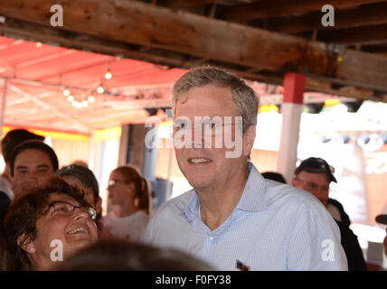 Des Moines, Stati Uniti d'America. 14 Ago, 2015. Stati Uniti Candidato presidenziale repubblicano Jeb Bush si incontra con i sostenitori alla Iowa State Fair di Des Moines, Stati Uniti, 14 agosto 2015. Stati Uniti Candidato presidenziale repubblicano Jeb Bush Venerdì ha criticato l'amministrazione Obama per le disfunzioni del sistema politico, impegnandosi a ripristinare bipartitismo a Washington per ottenere le cose fatte. Credito: Guan Jianwu/Xinhua/Alamy Live News Foto Stock