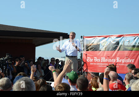 Des Moines, Stati Uniti d'America. 14 Ago, 2015. Stati Uniti Candidato presidenziale repubblicano Jeb Bush parla di sostenitori alla Iowa State Fair di Des Moines, Stati Uniti, 14 agosto 2015. Stati Uniti Candidato presidenziale repubblicano Jeb Bush Venerdì ha criticato l'amministrazione Obama per le disfunzioni del sistema politico, impegnandosi a ripristinare bipartitismo a Washington per ottenere le cose fatte. Credito: Zheng Qihang/Xinhua/Alamy Live News Foto Stock