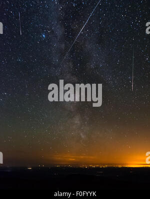 Questa immagine è stata scattata nella parte superiore della Merrick in New Galloway Scozia durante il del Perseid Meteor doccia il 12 agosto 2015. Foto Stock