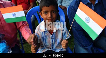 Kathmandu, Nepal. Il 15 agosto, 2015. Un bambino indiano India detiene la bandiera nazionale per contrassegnare la sessantanovesima giorno di indipendenza di India presso la sede dell' Ambasciata di India in Lainchaur di Kathmandu, Nepal, 15 agosto 2015. India osservato annualmente in agosto 15 che commemora la nazione indipendenza dal governo britannico. Credito: Sunil Sharma/Xinhua/Alamy Live News Foto Stock