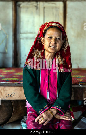 Donna birmano indossando il costume tradizionale del MYANMAR Birmania Foto Stock