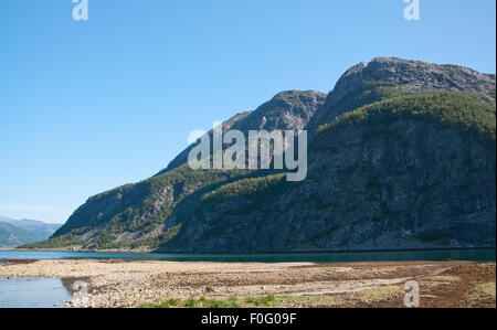 Estuario del fiume nel fiordo di Tosen. Paesaggio panoramico in Bindal Nel Nordland, Norvegia su una soleggiata giornata estiva. Foto Stock