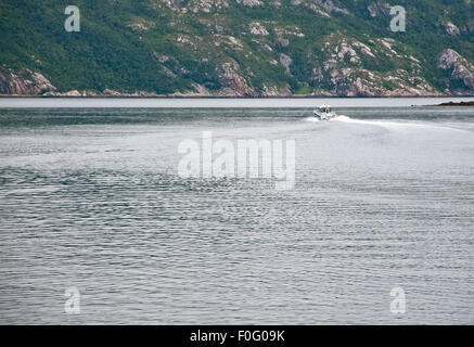 Piccola imbarcazione. Paesaggio panoramico in Bindal Nel Nordland, Norvegia sul grigio di un giorno d'estate. Foto Stock