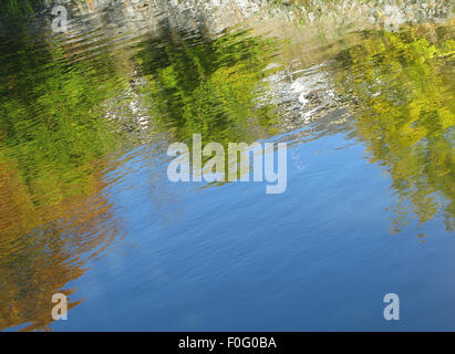 Colore di autunno river riflessioni sulle acque blu di Stoccolma, Svezia. Foto Stock
