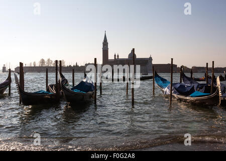 Parcheggiate barche in gondola a Venezia, Italia Foto Stock