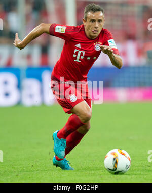 Monaco di Baviera, Germania. 14 Ago, 2015. Monaco di Baviera Rafinha in azione durante la Bundesliga tedesca partita di calcio tra Bayern Monaco e Amburgo SV nello stadio Allianz Arena di Monaco di Baviera, Germania, il 14 agosto 2015. Foto: SVEN HOPPE/dpa/Alamy Live News Foto Stock