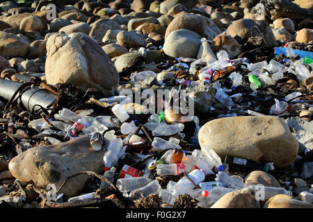 Le bottiglie di plastica vuote sulla costa rocciosa Foto Stock