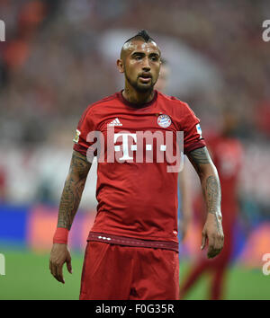 Monaco di Baviera, Germania. 14 Ago, 2015. Monaco di Baviera è Arturo Vidal durante la Bundesliga tedesca partita di calcio tra Bayern Monaco e Amburgo SV nello stadio Allianz Arena di Monaco di Baviera, Germania, il 14 agosto 2015. Foto: PETER KNEFFEL/dpa/Alamy Live News Foto Stock