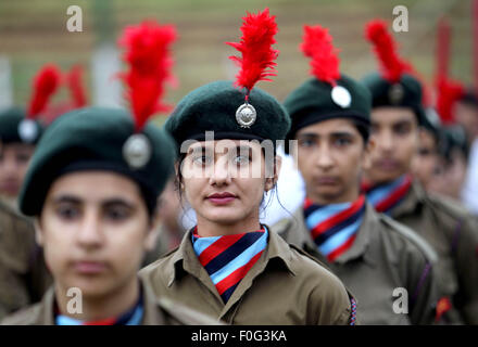 Srinagar, Indiano-controllato del Kashmir. Il 15 agosto, 2015. Membri della National Cadet Corps (NCC) a prendere parte alla parata durante una celebrazione India del Giorno di indipendenza a Bakshi Stadium di Srinagar, la capitale estiva di Indiano-Kashmir controllata, 15 agosto 2015. L'India ha celebrato il 69indipendenza nella giornata di sabato. Credito: Javed Dar/Xinhua/Alamy Live News Foto Stock