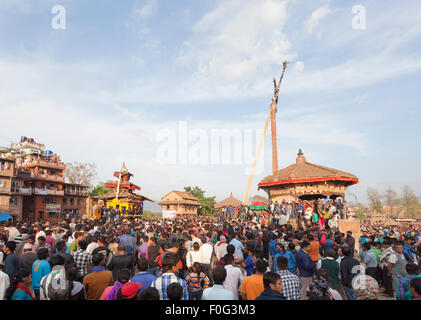 Il 25m alto pole-lingam che verrà estratto dal suolo durante il Bisket Jatra festeggiamenti di capodanno a Bhaktapur, Nepal Foto Stock