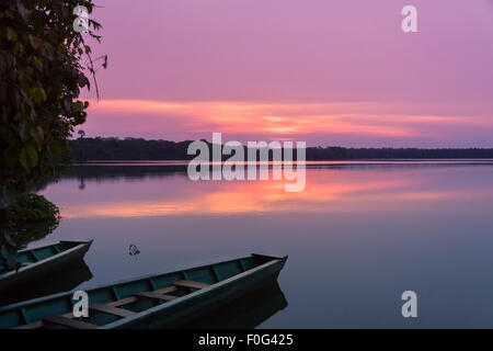 Bellissimo tramonto sul tranquillo Lago Sandoval, parte di Madre de Dios nel bacino amazzonico, Perù Foto Stock