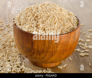 Materie di riso integrale crudo nella ciotola di legno. Messa a fuoco selettiva Foto Stock