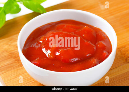 Salsa di pomodoro con peperoncino e aglio e cipolla Foto Stock