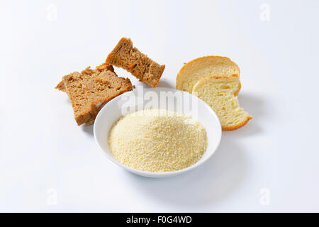 Pezzi di pane raffermo e pila di macinato finemente briciole di pane Foto Stock