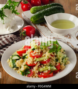 Con insalata di bulgur, prezzemolo e verdure fresche. Messa a fuoco selettiva Foto Stock