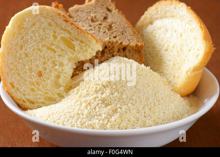 Pezzi di pane raffermo e pila di macinato finemente briciole di pane Foto Stock