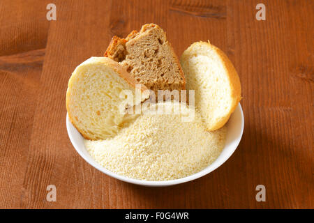 Pezzi di pane raffermo e pila di macinato finemente briciole di pane Foto Stock