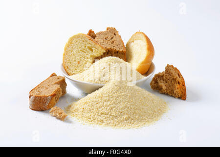 Pezzi di pane raffermo e pila di macinato finemente briciole di pane Foto Stock