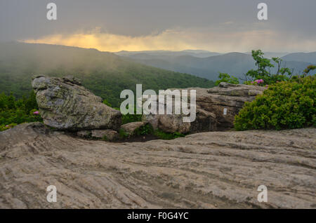 Il tramonto e la nebbia in rotolo al di sopra della gamma della montagna vicino a Stefano Mountain Foto Stock