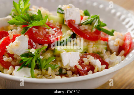 Senza glutine vegetariano Insalata con formaggio feta. Messa a fuoco selettiva Foto Stock