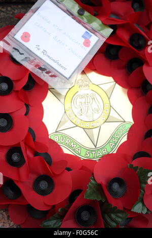 Hayfield, High Peak, Derbyshire, Regno Unito. Il 15 agosto 2015. Un "Birmania Star associazione' ghirlanda di cui al Hayfield Memoriale di guerra durante la Royal British Legion servic per contrassegnare il settantesimo anniversario della vittoria sul Giappone. Credito: Matthew Taylor/Alamy Live News Foto Stock