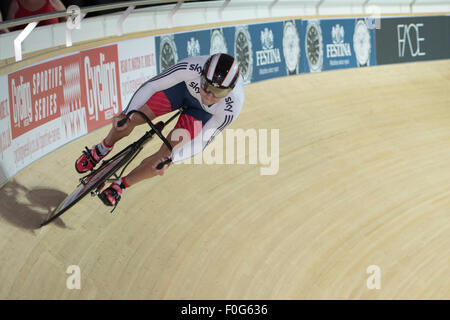 Derby, Regno Unito. Il 15 agosto, 2015. Philip Hindes compete in 200m prova a tempo, una parte della sprint presso la rivoluzione serie a Derby Arena, Derby, Regno Unito il 15 agosto 2015. La rivoluzione è una serie professional via racing series con molti dei migliori del mondo via i ciclisti. Questo evento si svolge su 3 giorni dal 14-16 agosto 2015, è un importante evento di preparazione per il Rio 2016 Giochi Olimpici, consentendo britannico piloti di segnare punti qualificanti per i giochi. Credito: Andrew Torba/Alamy Live News Foto Stock