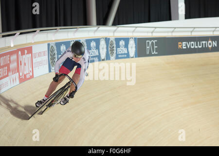 Derby, Regno Unito. Il 15 agosto, 2015. Dannielle Khan compete nella rivoluzione serie a Derby Arena, Derby, Regno Unito il 15 agosto 2015. La rivoluzione è una serie professional via racing series con molti dei migliori del mondo via i ciclisti. Questo evento si svolge su 3 giorni dal 14-16 agosto 2015, è un importante evento di preparazione per il Rio 2016 Giochi Olimpici, consentendo britannico piloti di segnare punti qualificanti per i giochi. Credito: Andrew Torba/Alamy Live News Foto Stock