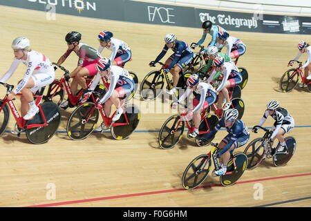 Derby, Regno Unito. Il 15 agosto, 2015. I ciclisti femmina competere nel scratch della corsa durante il omnium concorrenza durante la Rivoluzione serie a Derby Arena, Derby, Regno Unito il 15 agosto 2015. La rivoluzione è una serie professional via racing series con molti dei migliori del mondo via i ciclisti. Questo evento si svolge su 3 giorni dal 14-16 agosto 2015, è un importante evento di preparazione per il Rio 2016 Giochi Olimpici, consentendo britannico piloti di segnare punti qualificanti per i giochi. Credito: Andrew Torba/Alamy Live News Foto Stock