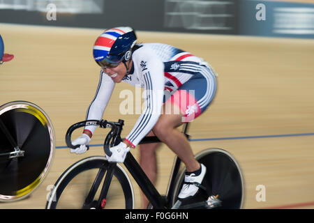 Derby, Regno Unito. Il 15 agosto, 2015. Shanaze Reade compete in campo femminile sprint durante la Rivoluzione serie a Derby Arena, Derby, Regno Unito il 15 agosto 2015. La rivoluzione è una serie professional via racing series con molti dei migliori del mondo via i ciclisti. Questo evento si svolge su 3 giorni dal 14-16 agosto 2015, è un importante evento di preparazione per il Rio 2016 Giochi Olimpici, consentendo britannico piloti di segnare punti qualificanti per i giochi. Credito: Andrew Torba/Alamy Live News Foto Stock