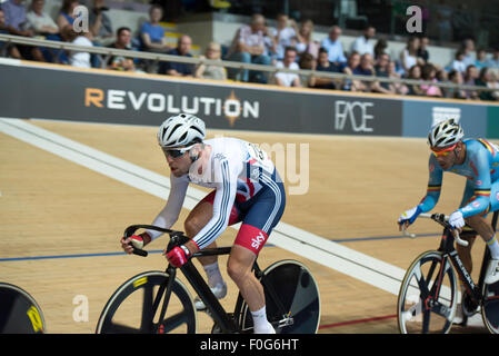 Derby, Regno Unito. Il 15 agosto, 2015. Mark Cavendish compete in scratch della corsa durante il omnium presso la rivoluzione serie a Derby Arena, Derby, Regno Unito il 15 agosto 2015. La rivoluzione è una serie professional via racing series con molti dei migliori del mondo via i ciclisti. Questo evento si svolge su 3 giorni dal 14-16 agosto 2015, è un importante evento di preparazione per il Rio 2016 Giochi Olimpici, consentendo britannico piloti di segnare punti qualificanti per i giochi. Credito: Andrew Torba/Alamy Live News Foto Stock