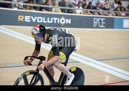 Derby, Regno Unito. Il 15 agosto, 2015. Ed Clancy compete in scratch della corsa in omnium presso la rivoluzione serie a Derby Arena, Derby, Regno Unito il 15 agosto 2015. La rivoluzione è una serie professional via racing series con molti dei migliori del mondo via i ciclisti. Questo evento si svolge su 3 giorni dal 14-16 agosto 2015, è un importante evento di preparazione per il Rio 2016 Giochi Olimpici, consentendo britannico piloti di segnare punti qualificanti per i giochi. Credito: Andrew Torba/Alamy Live News Foto Stock