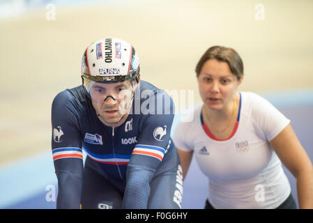 Derby, Regno Unito. Il 15 agosto, 2015. Francois Pervis della Francia è assistito da una squadra femminile helper durante la Rivoluzione serie a Derby Arena, Derby, Regno Unito il 15 agosto 2015. La rivoluzione è una serie professional via racing series con molti dei migliori del mondo via i ciclisti. Questo evento si svolge su 3 giorni dal 14-16 agosto 2015, è un importante evento di preparazione per il Rio 2016 Giochi Olimpici, consentendo britannico piloti di segnare punti qualificanti per i giochi. Credito: Andrew Torba/Alamy Live News Foto Stock