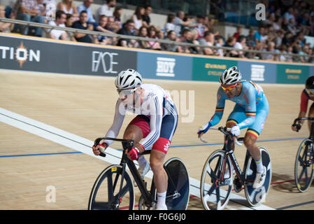 Derby, Regno Unito. Il 15 agosto, 2015. Mark Cavendish compete in scratch della corsa durante il omnium presso la rivoluzione serie a Derby Arena, Derby, Regno Unito il 15 agosto 2015. La rivoluzione è una serie professional via racing series con molti dei migliori del mondo via i ciclisti. Questo evento si svolge su 3 giorni dal 14-16 agosto 2015, è un importante evento di preparazione per il Rio 2016 Giochi Olimpici, consentendo britannico piloti di segnare punti qualificanti per i giochi. Credito: Andrew Torba/Alamy Live News Foto Stock