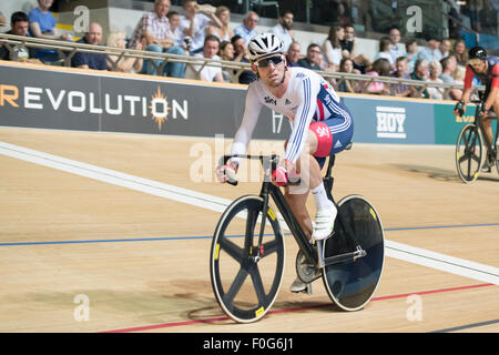 Derby, Regno Unito. Il 15 agosto, 2015. Mark Cavendish compete in scratch della corsa durante il omnium presso la rivoluzione serie a Derby Arena, Derby, Regno Unito il 15 agosto 2015. La rivoluzione è una serie professional via racing series con molti dei migliori del mondo via i ciclisti. Questo evento si svolge su 3 giorni dal 14-16 agosto 2015, è un importante evento di preparazione per il Rio 2016 Giochi Olimpici, consentendo britannico piloti di segnare punti qualificanti per i giochi. Credito: Andrew Torba/Alamy Live News Foto Stock