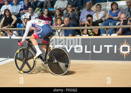 Derby, Regno Unito. Il 15 agosto, 2015. Mark Cavendish compete in scratch della corsa durante il omnium presso la rivoluzione serie a Derby Arena, Derby, Regno Unito il 15 agosto 2015. La rivoluzione è una serie professional via racing series con molti dei migliori del mondo via i ciclisti. Questo evento si svolge su 3 giorni dal 14-16 agosto 2015, è un importante evento di preparazione per il Rio 2016 Giochi Olimpici, consentendo britannico piloti di segnare punti qualificanti per i giochi. Credito: Andrew Torba/Alamy Live News Foto Stock