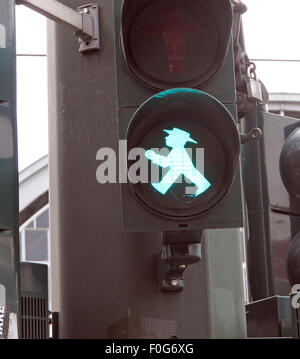 Berlin Green Ampelmann il traffico che attraversa la luce Foto Stock