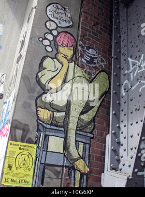 Berlin Mitte,street art su pareti,Germania- RAGAZZA siede crosslegged sulla tavola di che colore è l'amore? Foto Stock