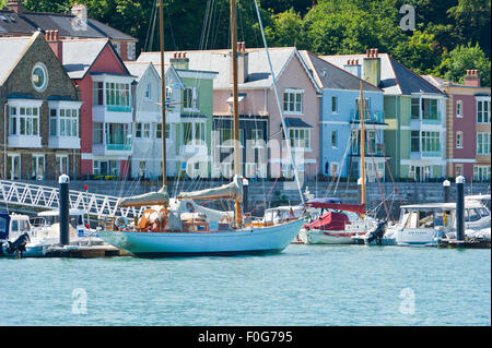 Le barche e gli edifici sul lungomare a Dartmouth, Devon Foto Stock