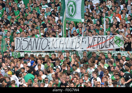 Bremen, Germania. Il 15 agosto, 2015. Il Werder fan tenere un banner che recita "iSanto: Ich liebe Werder" (lit. DiSanto: io amo il Werder) prima Bundesliga tedesca partita di calcio tra SV Werder Bremen e FC Schalke 04 al Weserstadion di Brema, Germania, 15 agosto 2015. Foto: CARMEN JASPERSEN/dpa (EMBARGO CONDIZIONI - ATTENZIONE: grazie alle linee guida di accreditamento, il DFL consente solo la pubblicazione e utilizzazione di fino a 15 immagini per corrispondenza su internet e nei contenuti multimediali in linea durante la partita.)/dpa/Alamy Live News Foto Stock