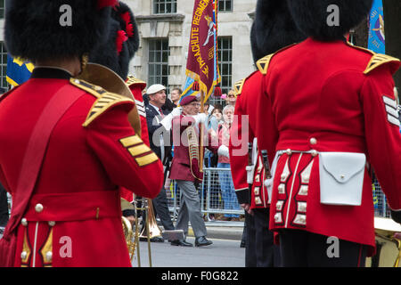 Whitehall, Londra, 15 agosto 2015. Come la Gran Bretagna segna il settantesimo anniversario della vittoria contro il Giappone nella seconda guerra mondiale, centinaia di reduci dalla campagna nel Sud Est Asiatico parade lungo Whitehall, passato il Cenotafio. Credito: Paolo Davey/Alamy Live News Foto Stock